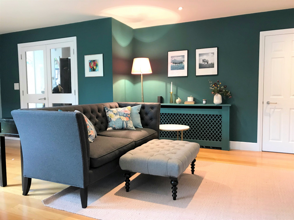 Ispirazione per un grande soggiorno minimalista con pareti verdi e parquet chiaro