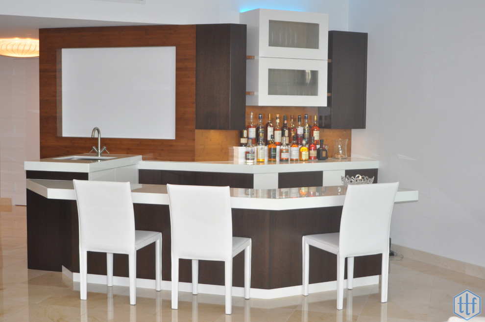 Example of a minimalist kitchen design in Miami