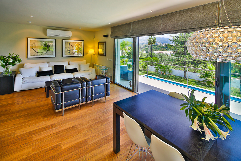 Ejemplo de comedor tradicional renovado grande abierto con suelo de madera en tonos medios