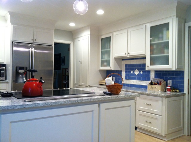 Shaker Style Cabinets With Crown Molding And Gray Granite