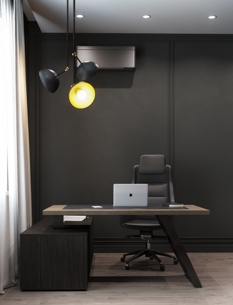 Aménagement d'un bureau contemporain de taille moyenne avec un mur noir, sol en stratifié, un bureau indépendant, un sol marron et du lambris.