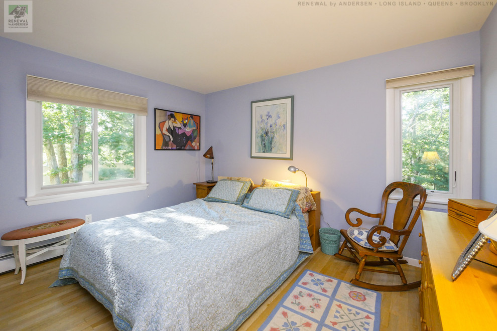 На фото: спальня среднего размера с синими стенами, светлым паркетным полом и разноцветным полом с