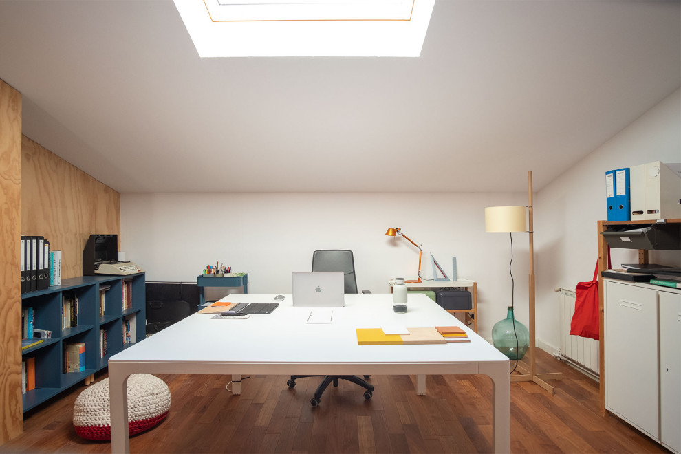 Imagen de despacho contemporáneo de tamaño medio con paredes blancas, suelo de madera en tonos medios, escritorio independiente, suelo marrón y madera