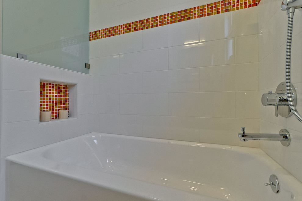 Свежая идея для дизайна: ванная комната среднего размера в стиле неоклассика (современная классика) с плоскими фасадами, светлыми деревянными фасадами, столешницей из искусственного кварца, накладной ванной, душем над ванной, разноцветной плиткой, оранжевой плиткой, красной плиткой, желтой плиткой, плиткой мозаикой, белыми стенами, полом из керамогранита, раздельным унитазом, душевой кабиной и врезной раковиной - отличное фото интерьера