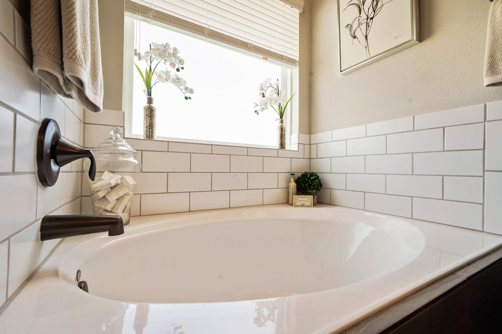 Diseño de cuarto de baño principal campestre con ducha esquinera, suelo de baldosas de cerámica, encimera de granito y ducha con puerta con bisagras
