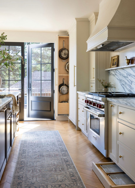 12 Custom Storage Solutions for a Clutter-Free Kitchen (19 photos)