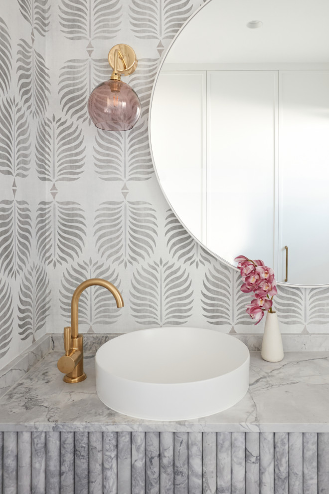 Klassisches Badezimmer mit grauen Schränken, grauen Fliesen, grauer Wandfarbe, Aufsatzwaschbecken, grauer Waschtischplatte, Einzelwaschbecken, eingebautem Waschtisch und Tapetenwänden in Sydney