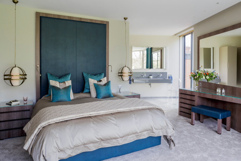 Идея дизайна: спальня в современном стиле с бежевыми стенами, ковровым покрытием, серым полом и обоями на стенах
