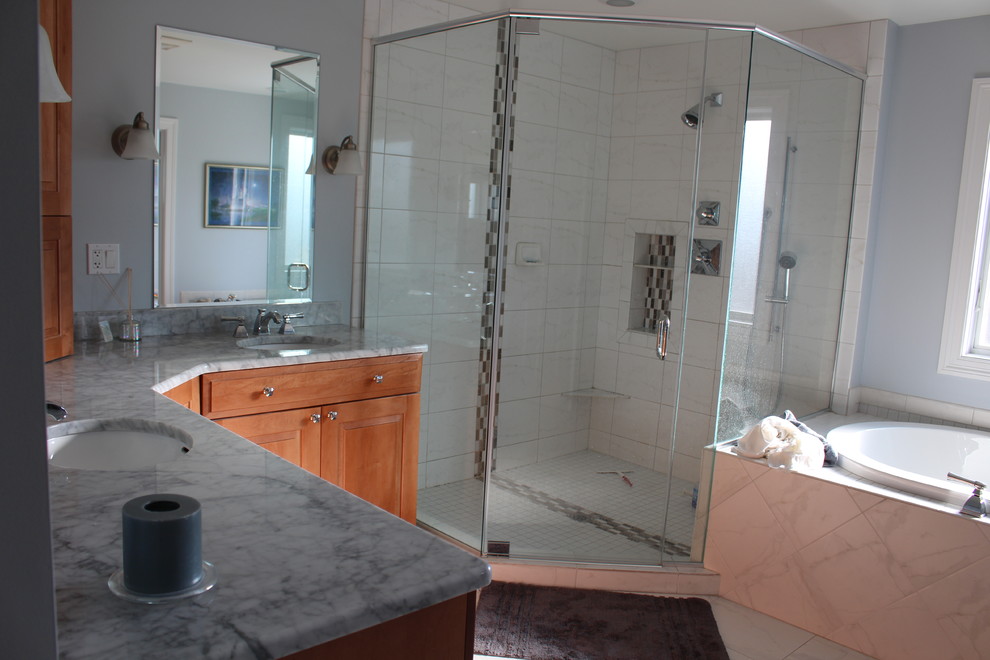 Transitional bathroom photo in Chicago