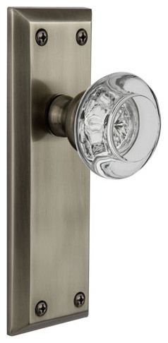 Satin Nickel 2.375 Grandeur Fifth Avenue Plate with Bordeaux Crystal Knob Privacy