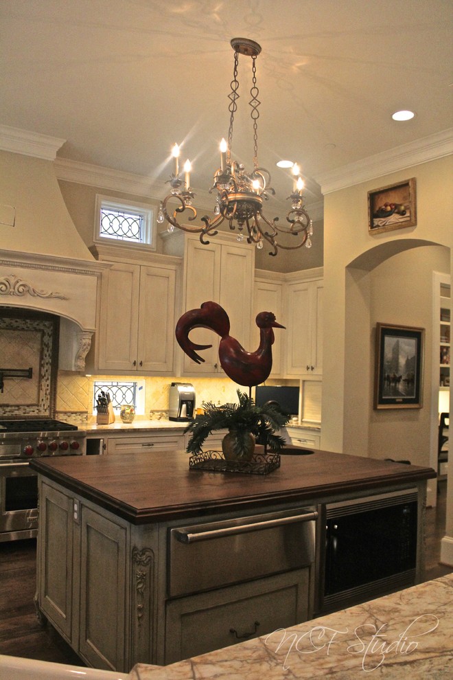 Example of a transitional home design design in Houston