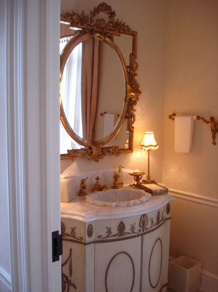 Inspiration for a traditional powder room in Minneapolis.