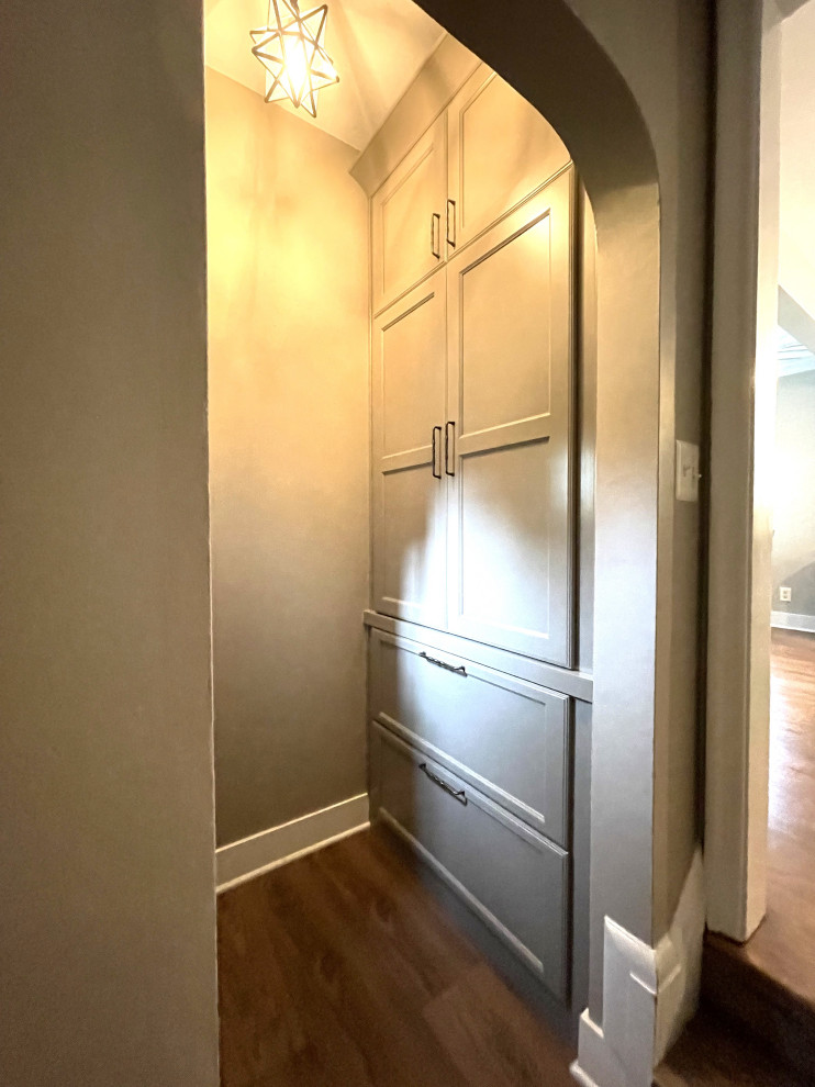 Kleine Klassische Haustür mit grauer Wandfarbe, dunklem Holzboden, Einzeltür, brauner Haustür und braunem Boden in Detroit