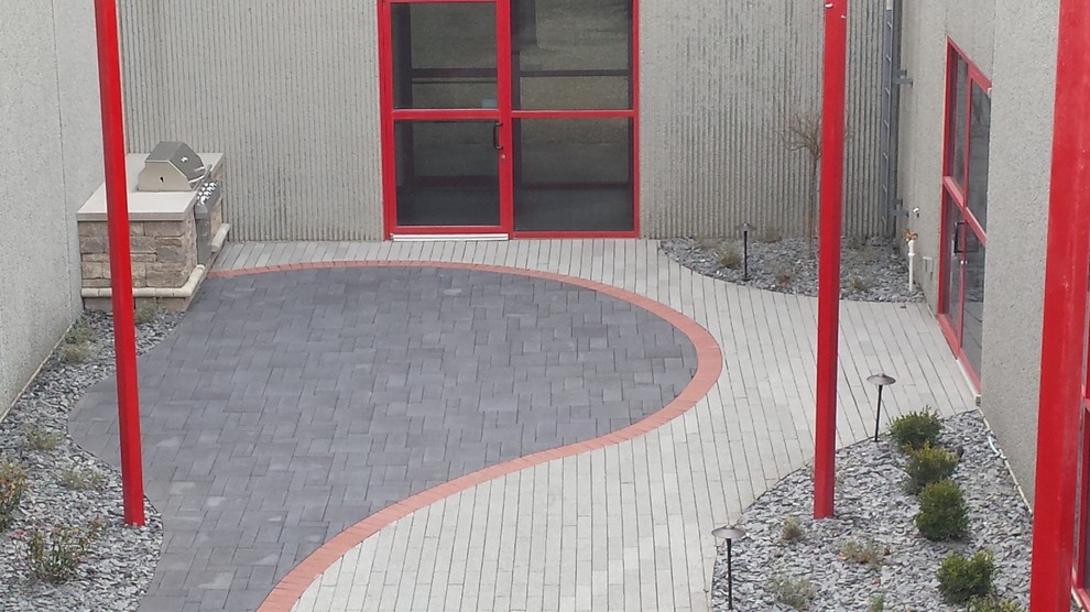 Photo of a transitional landscaping in Cedar Rapids.