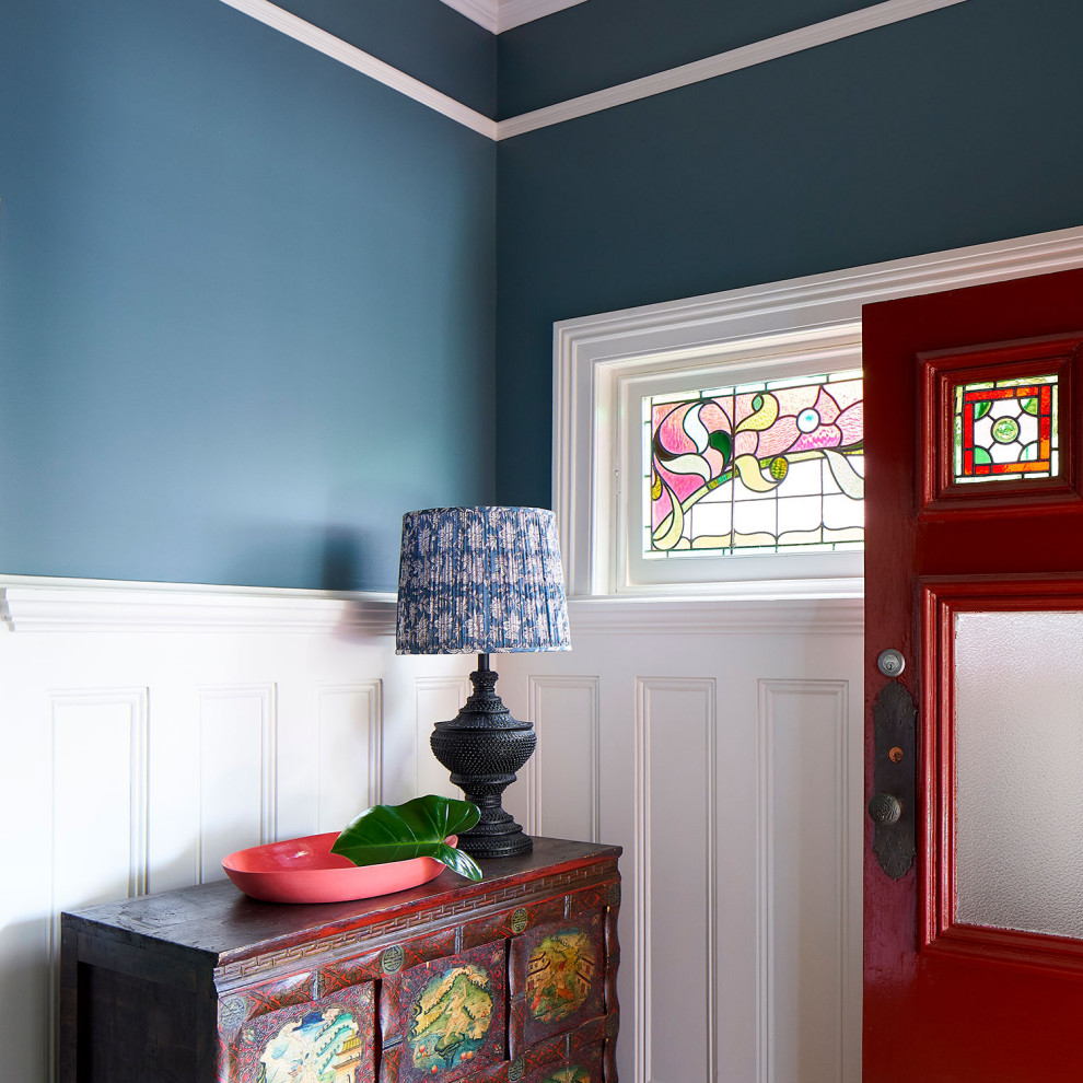 Стильный дизайн: входная дверь среднего размера в стиле фьюжн с синими стенами, одностворчатой входной дверью и красной входной дверью - последний тренд