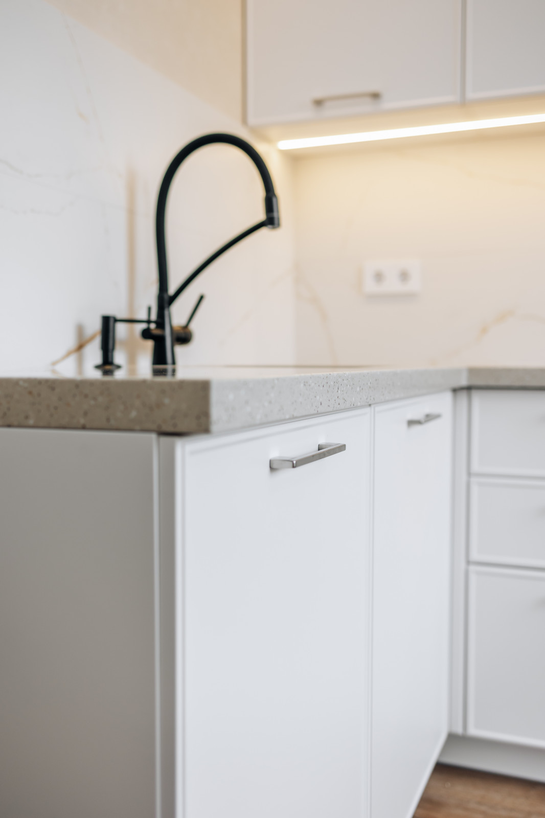 Светлая минималистичная кухня