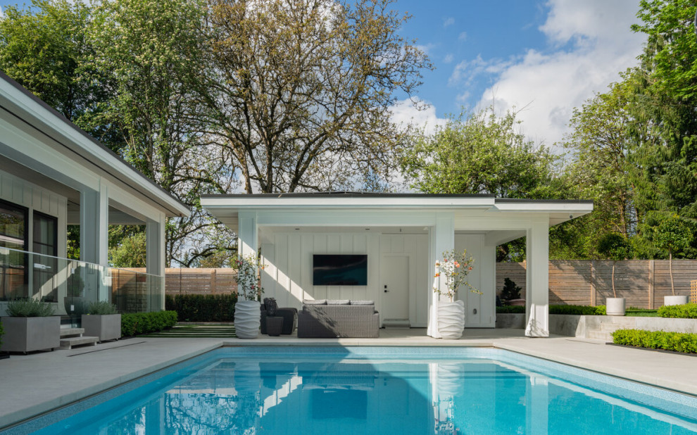 Diseño de piscina actual de tamaño medio rectangular con suelo de hormigón estampado
