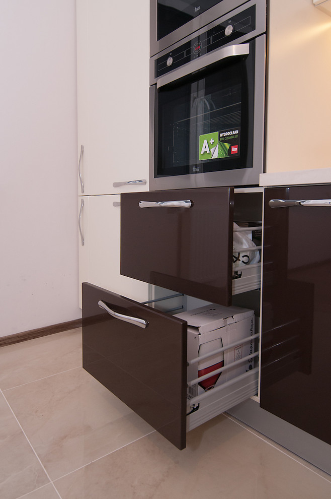 Кухня с фасадами темно-шоколадного цвета