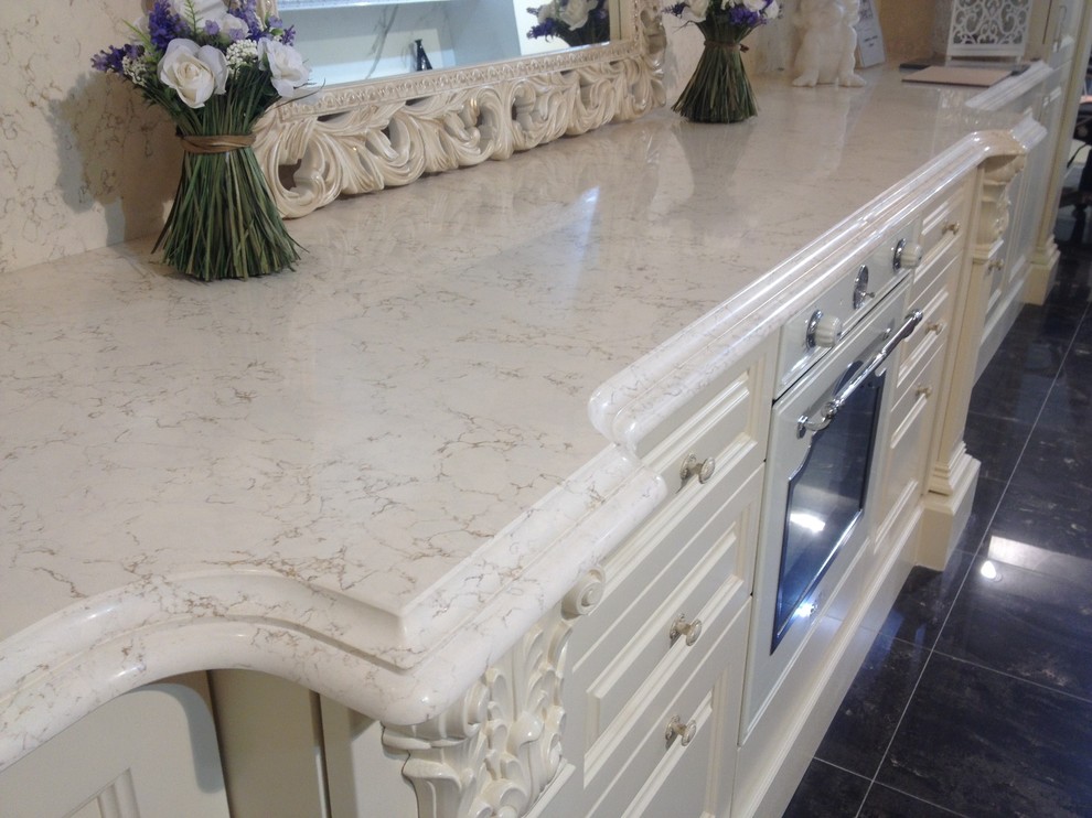 Столешница и стеновая панель из кварцевого камня Silestone Phoenix