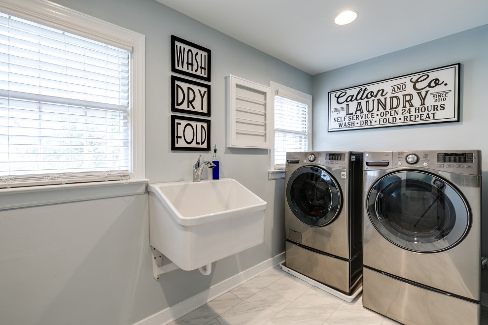 This is an example of a traditional laundry room in Richmond.