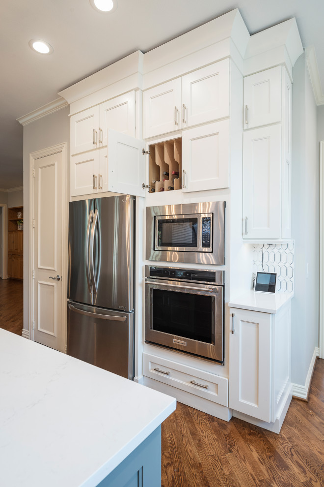 Kitchen - transitional kitchen idea in Dallas