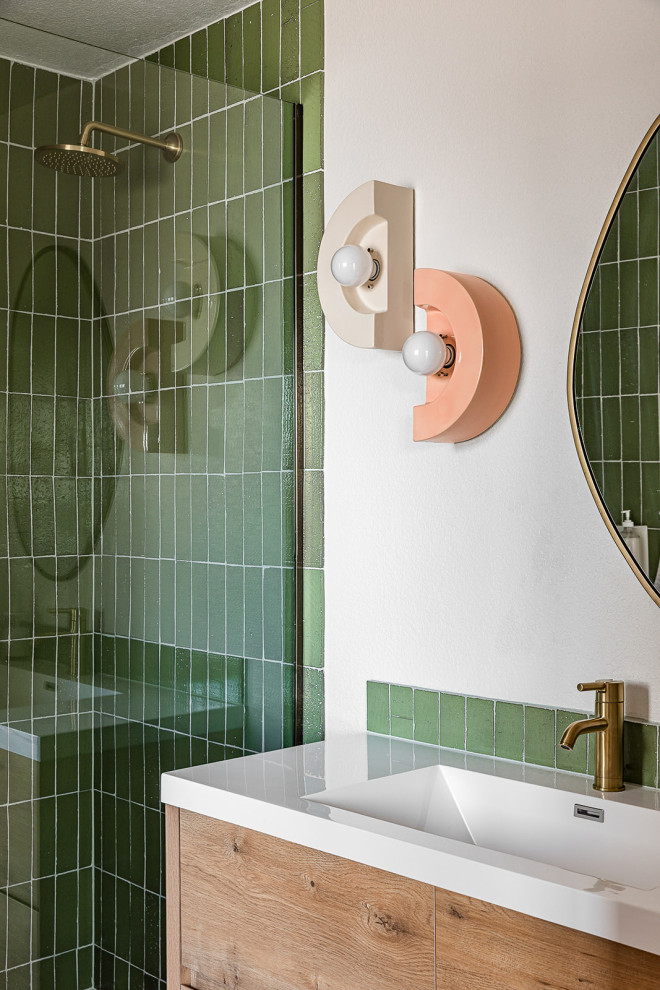 Inredning av ett modernt vit vitt badrum, med släta luckor, skåp i ljust trä, en öppen dusch, grön kakel, stenkakel, beige väggar, klinkergolv i keramik, ett undermonterad handfat, bänkskiva i kvarts, rosa golv och med dusch som är öppen