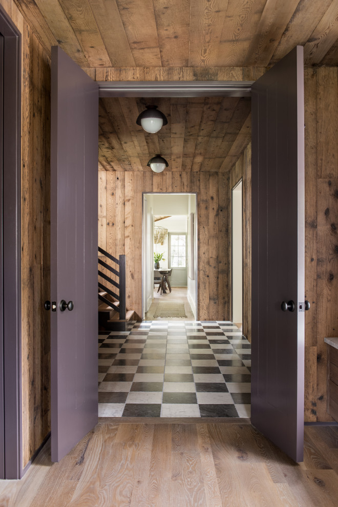 Cette photo montre un couloir rétro en bois avec un sol en marbre et un plafond en bois.