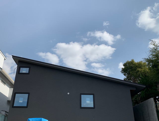 鳥見町の家 moderno-fachada