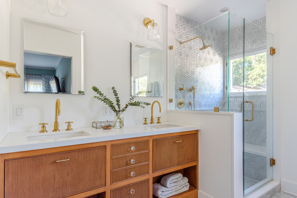 Inspiration för klassiska grått en-suite badrum, med skåp i mellenmörkt trä, ett fristående badkar, en dusch i en alkov, marmorkakel, vita väggar, marmorgolv, ett undermonterad handfat, marmorbänkskiva, grått golv, dusch med gångjärnsdörr och släta luckor