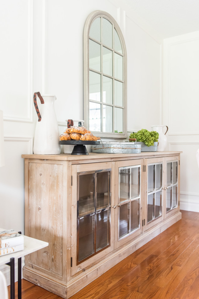 Transitional home design photo in Toronto