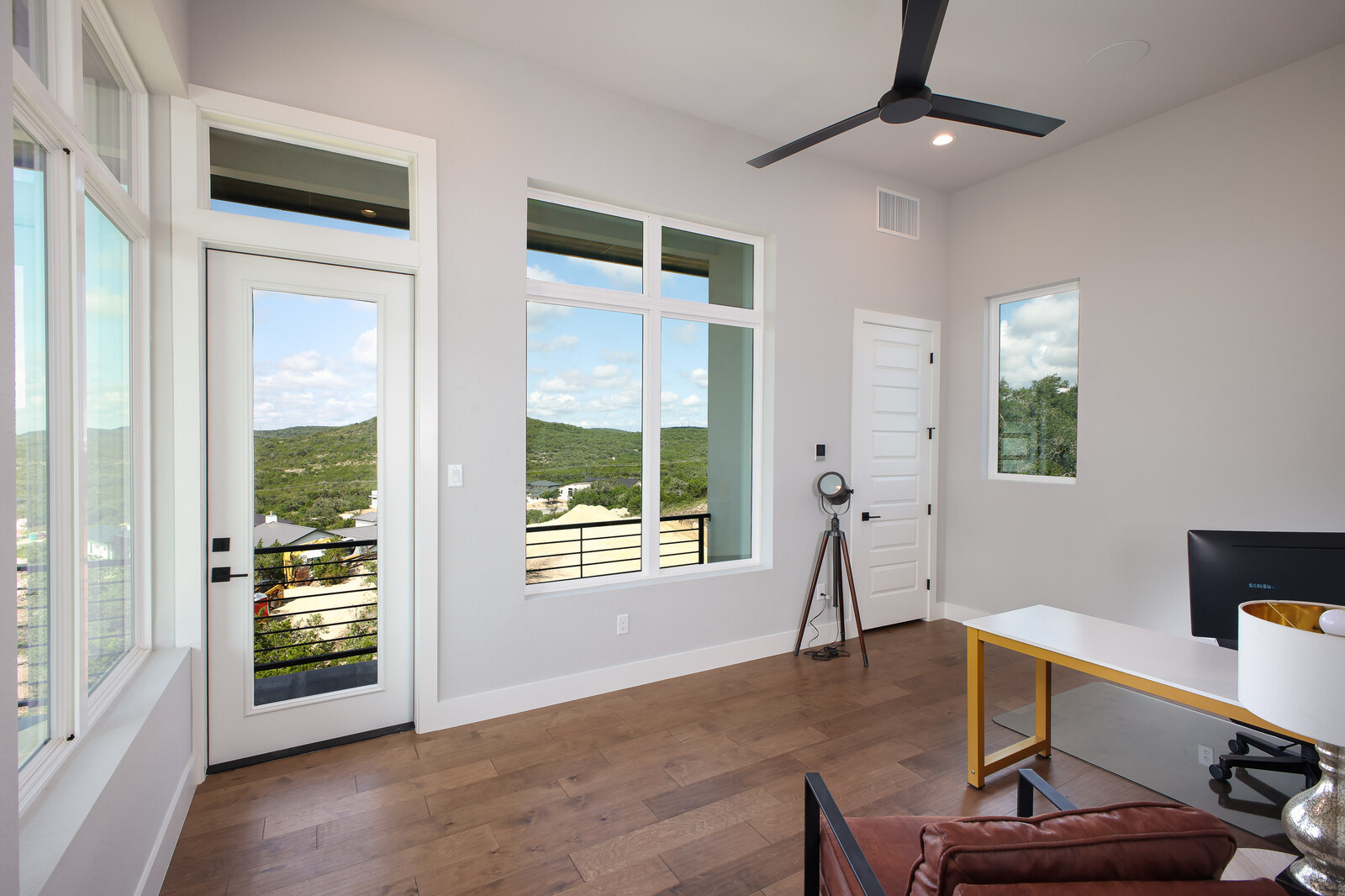 Modern: 4,950 ft², 4 BR/4 BA/2 ST home