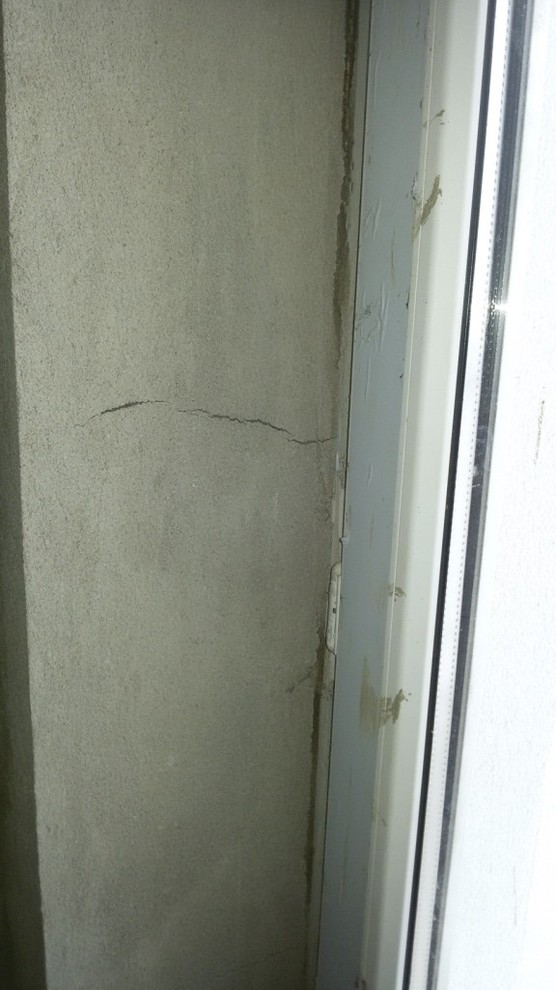 Почему отошла стена. Вздулась штукатурка. Вздулась шпаклевка на стене. Треснула штукатурка на стене балкона. Асбестовая штукатурка в хрущевках.