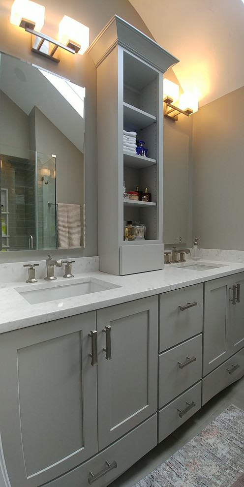 Пример оригинального дизайна: главная ванная комната среднего размера в стиле неоклассика (современная классика) с плоскими фасадами, серыми фасадами, раздельным унитазом, серой плиткой, плиткой кабанчик, серыми стенами, полом из керамогранита, врезной раковиной, столешницей из искусственного кварца, серым полом, душем с распашными дверями, белой столешницей, сиденьем для душа, тумбой под две раковины, встроенной тумбой и сводчатым потолком