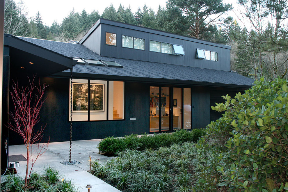 Contemporary two-storey exterior in Portland.