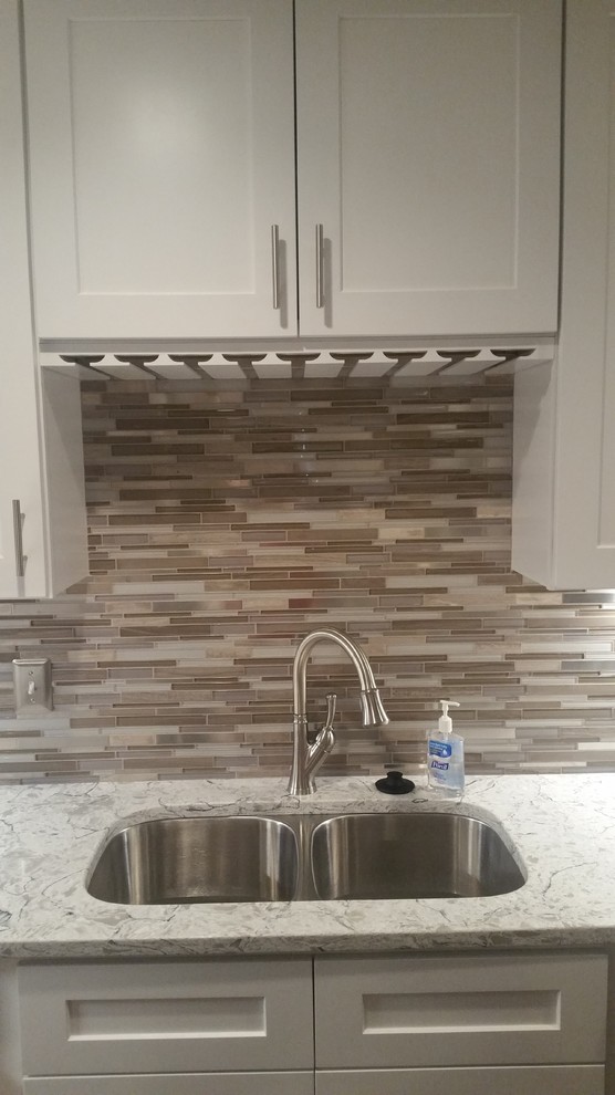 Kitchen - transitional kitchen idea in Raleigh