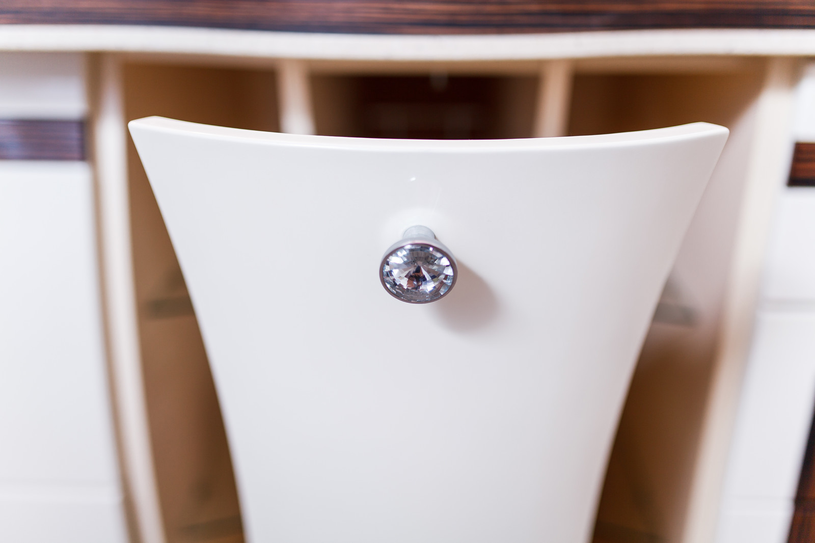 Гнутый фасад бутылочницы