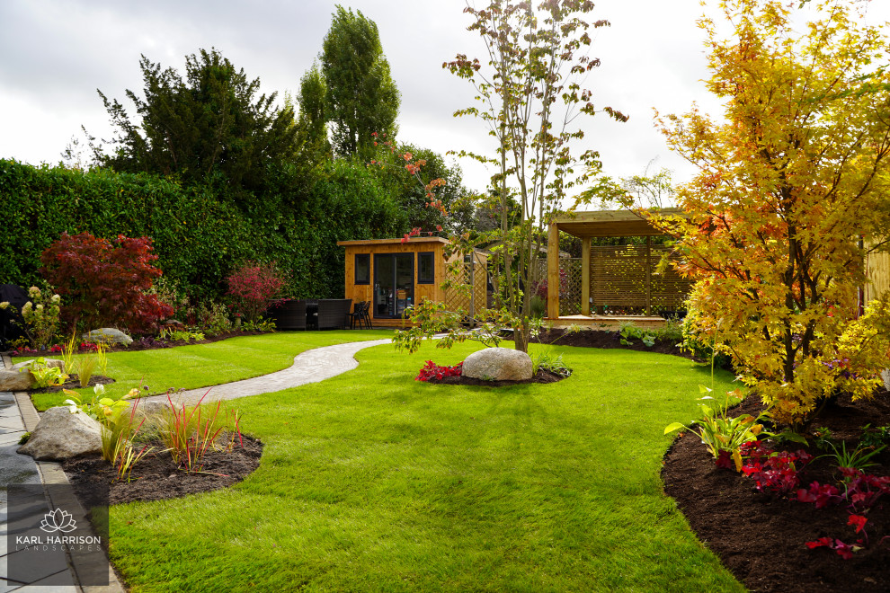 Свежая идея для дизайна: большой солнечный, летний регулярный сад на заднем дворе в современном стиле с садовой дорожкой или калиткой, хорошей освещенностью, настилом и с деревянным забором - отличное фото интерьера