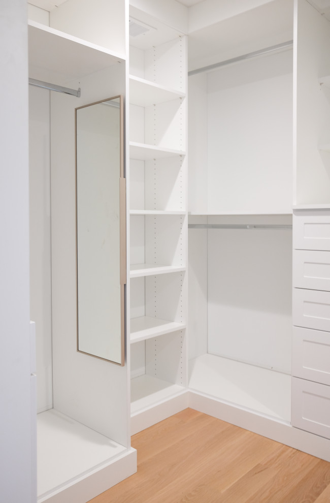 Exempel på ett stort modernt walk-in-closet för könsneutrala, med skåp i shakerstil och vita skåp