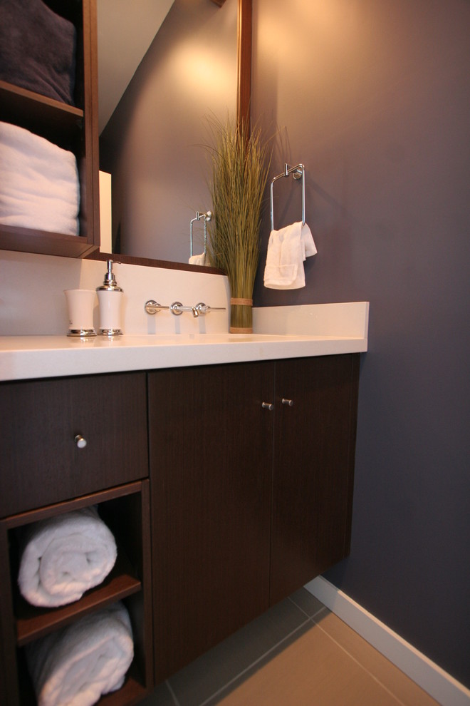 This is an example of a modern bathroom in Vancouver.