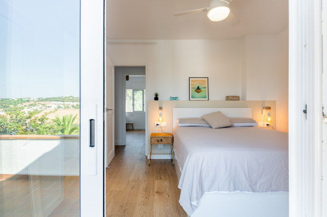 Reforma s'Agar&oacute; scandinavo-camera-da-letto