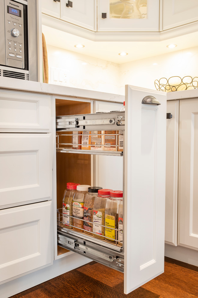 Example of a transitional home design design in Toronto