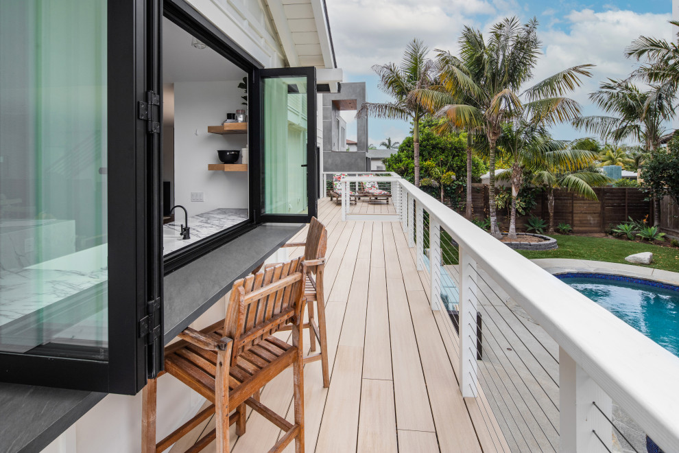 Imagen de terraza planta baja de estilo de casa de campo grande sin cubierta en patio trasero con privacidad y barandilla de cable