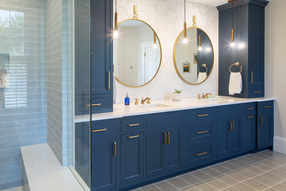 Стильный дизайн: главная ванная комната среднего размера в классическом стиле с синими фасадами, отдельно стоящей ванной, душем в нише, унитазом-моноблоком, белой плиткой, терракотовой плиткой, белыми стенами, полом из керамогранита, врезной раковиной, столешницей из искусственного кварца, серым полом, белой столешницей, сиденьем для душа, тумбой под две раковины и напольной тумбой - последний тренд