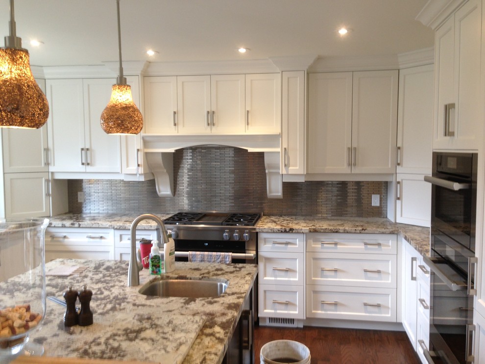 Minimalist single-wall kitchen photo in Toronto with an island