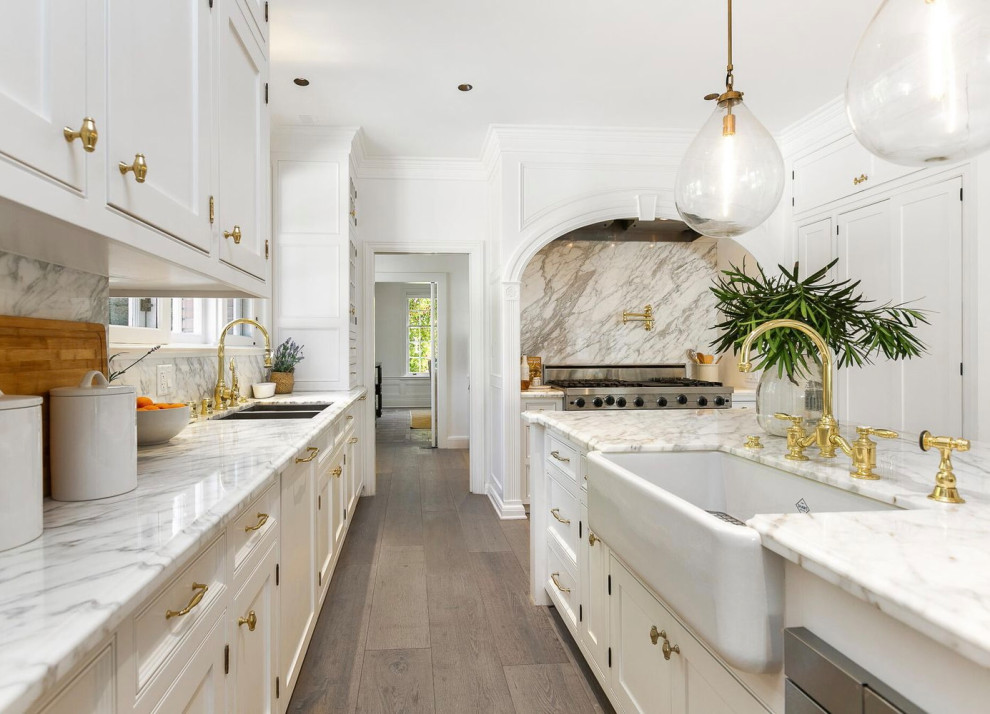 Exempel på ett stort, avskilt klassiskt flerfärgad flerfärgat u-kök, med en rustik diskho, skåp i shakerstil, vita skåp, marmorbänkskiva, flerfärgad stänkskydd, stänkskydd i marmor, rostfria vitvaror, ljust trägolv, en köksö och grått golv