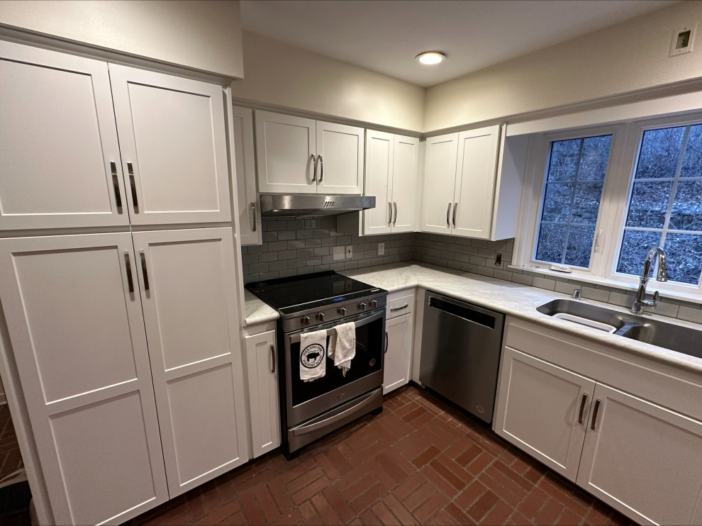 Imagen de cocina tradicional renovada pequeña con armarios estilo shaker, puertas de armario blancas, encimera de laminado y salpicadero de azulejos tipo metro