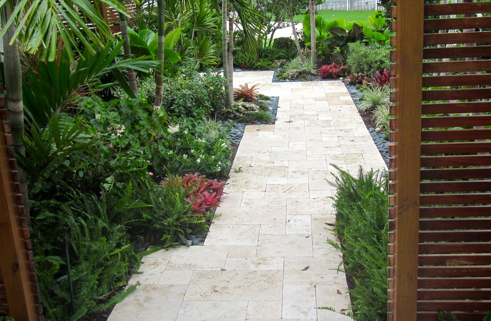 This is an example of a tropical front yard garden in Miami.