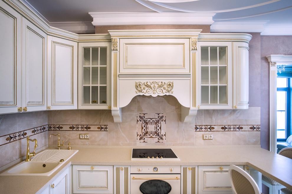 кухня , классика, фасад ясень под эмалью с патиной , столешница акрил