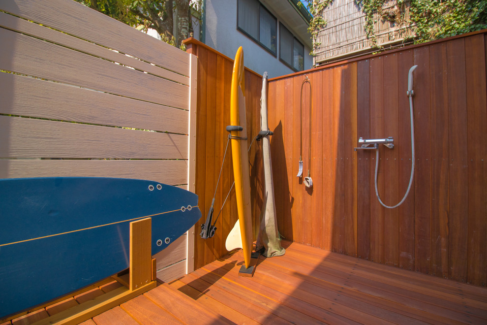 Inspiration pour une terrasse avec une douche extérieure marine avec aucune couverture.