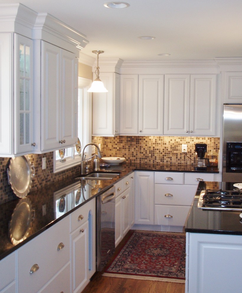 Example of a transitional kitchen design in Minneapolis